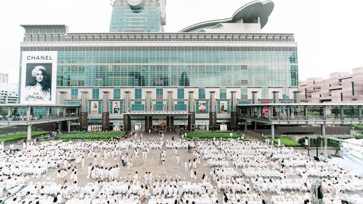 白色野餐於 11/3 下午於 101 水舞廣場舉行,吸引超過 1000 人參加。(圖片提供: The Stage)
