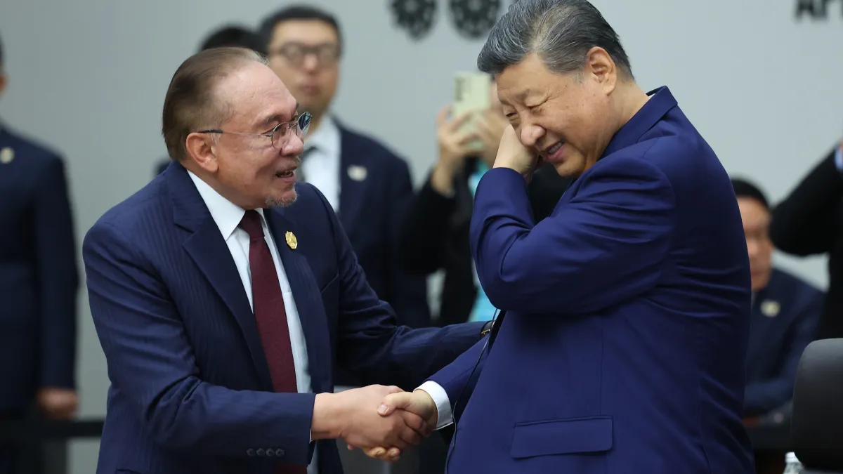 Chinese President Xi Jinping and Malaysian Prime Minister Anwar Ibrahim at the APEC summit on Oct. 31, 2025. (AP)