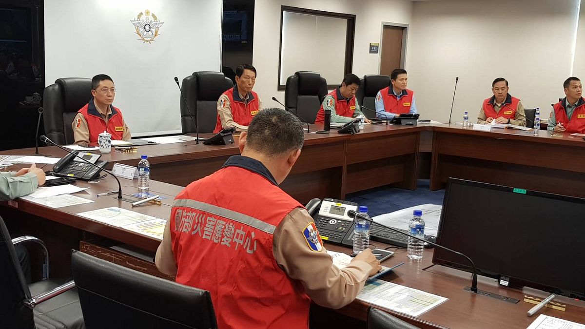 因應18日下午13時1分花蓮地震,國防部災害應變中心已於下午13時20分開設,參謀總長李喜明上將率相關聯參召開災防會議,掌握各作戰區的即時狀況。(國防部提供) 因應18日下午13時1分花蓮地震,國防部災害應變中心已於下午13時20分開設,參謀總長李喜明上將率相關聯參召開災防會議,掌握各作戰區的即時狀況。(國防部提供)