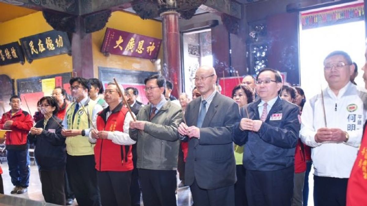 平鎮廣隆宮、義民廟參香 鄭文燦發送機捷紀念福袋 平鎮廣隆宮、義民廟參香 鄭文燦發送機捷紀念福袋