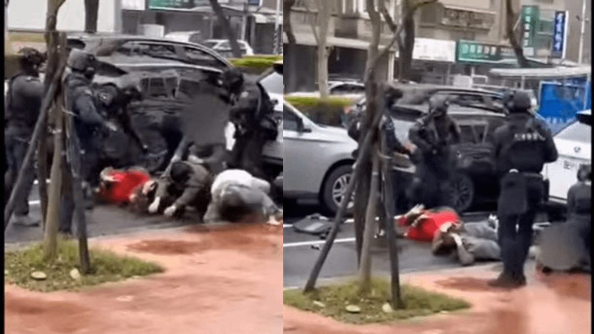 桃園警方查獲8人詐騙集團,13日下午全副武裝攔查犯嫌車輛,連開6槍才將嫌犯制伏。(圖/翻攝自「記者爆料網」) 桃園警方查獲8人詐騙集團,13日下午全副武裝攔查犯嫌車輛,連開6槍才將嫌犯制伏。(圖/翻攝自「記者爆料網」)