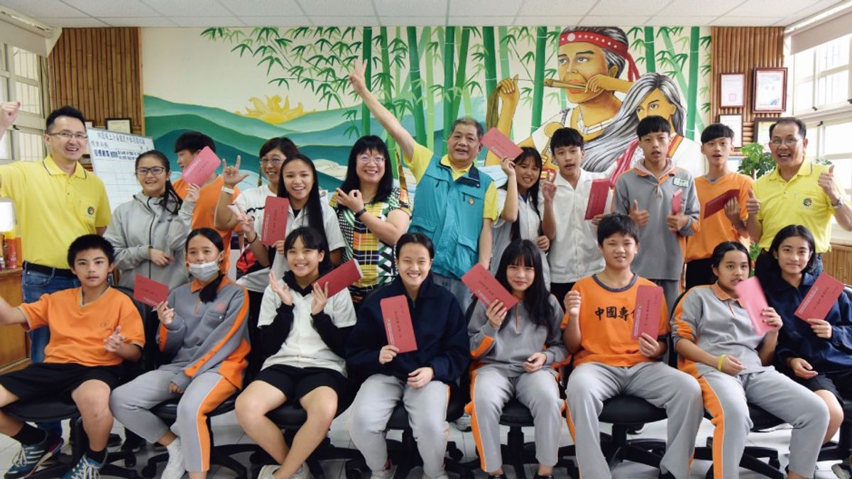 桃園市復興區介壽國中校長傅美琴(後排左六)感謝張媽媽慈善基金會的愛心,關懷偏鄉孩子的需求。(圖/財團法人張姚宏影社會福利慈善事業基金會提供) 桃園市復興區介壽國中校長傅美琴(後排左六)感謝張媽媽慈善基金會的愛心,關懷偏鄉孩子的需求。(圖/財團法人張姚宏影社會福利慈善事業基金會提供)