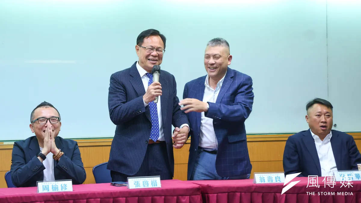 民眾黨嘉義市長參選人張啟楷(左)、國民黨嘉義市長參選人翁壽良(右)等人出席「藍白聯合治理,嘉義市長初選民調結果發佈」記者會。(顏麟宇攝)