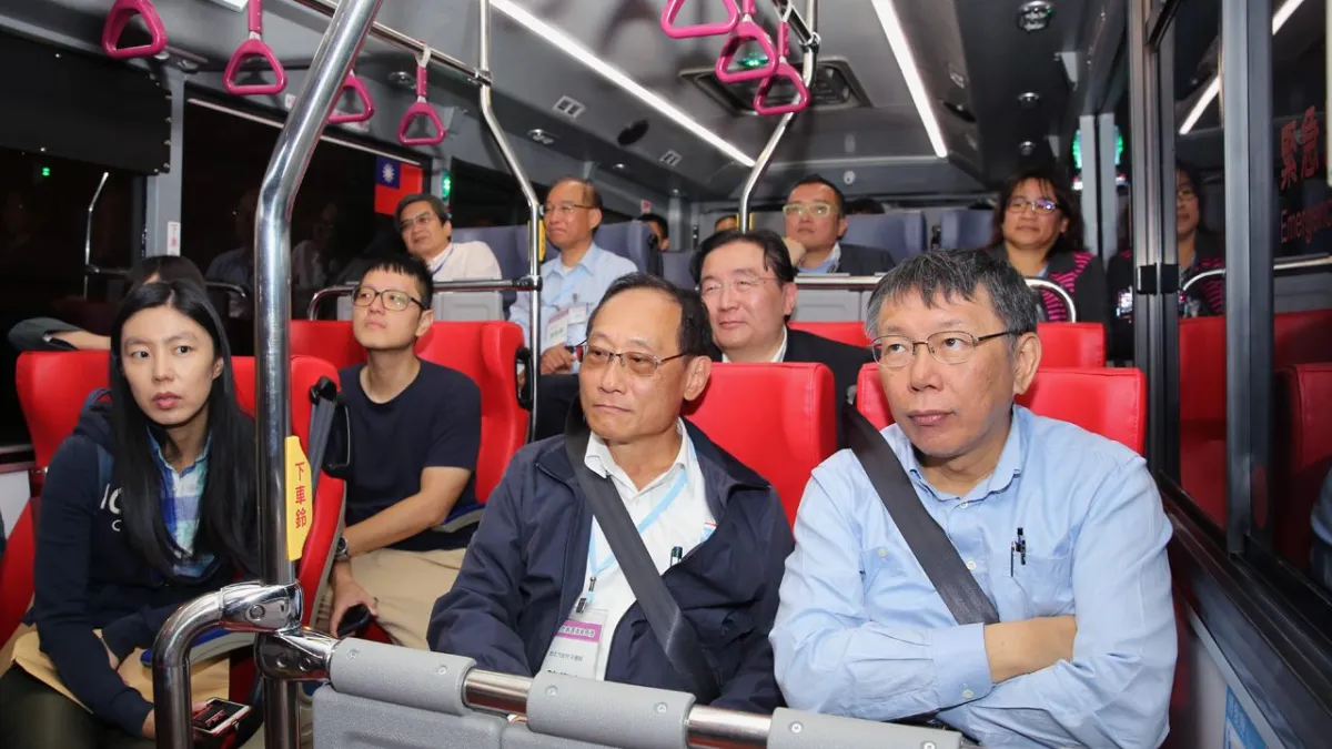 台北市長柯文哲今日出席北市第一條電動公車路線通車典禮,在典禮後並與市府相關局處首長、貴賓一起搭乘電動公車回到市政府大樓。(取自北市府官網)
