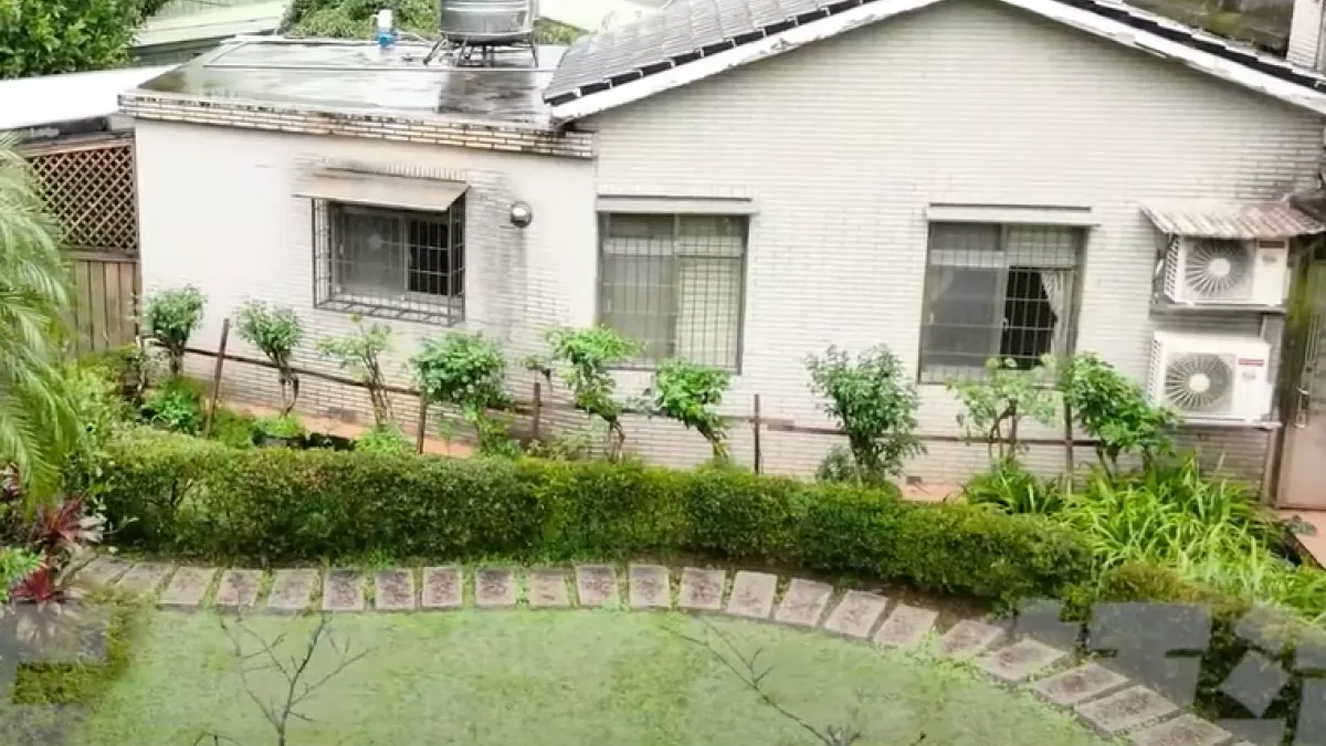 賴清德萬里違建的石板步道通自後方。(取自Bit King比特王出任務影音)