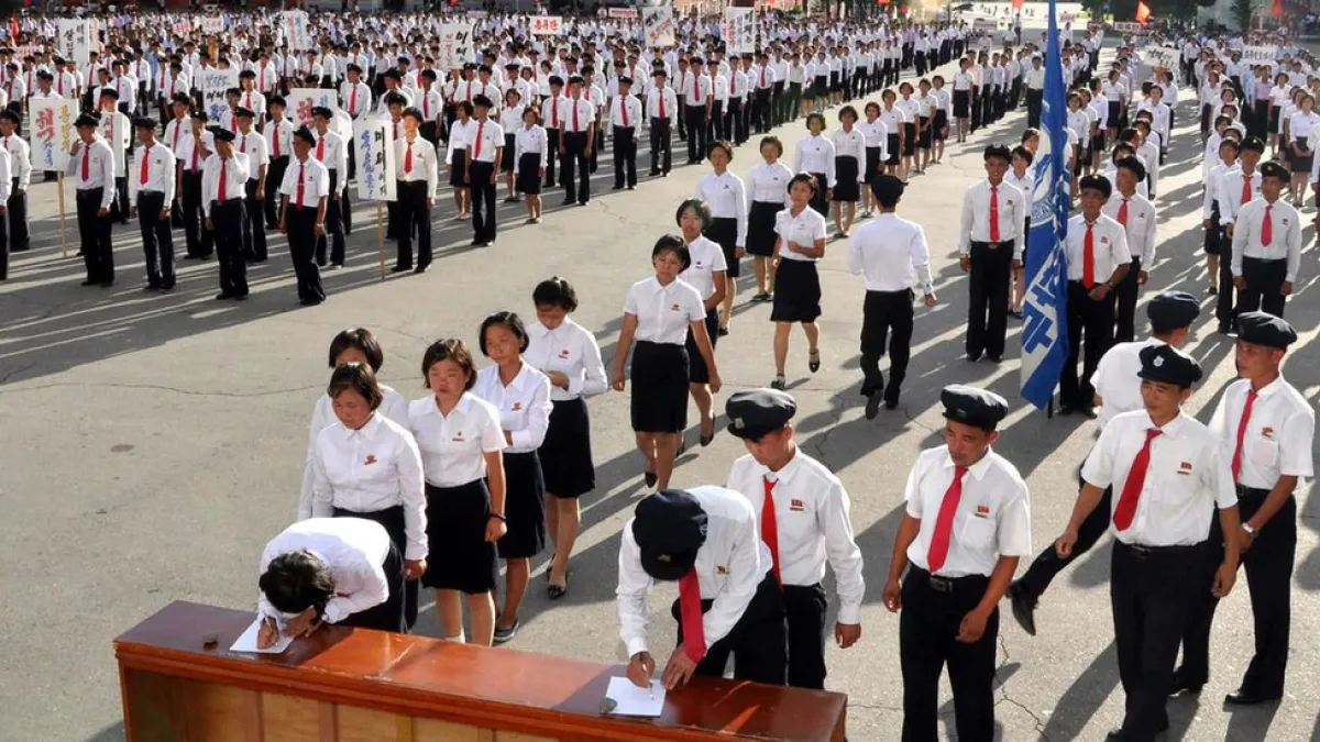 中國與北韓關係逐漸降至冰點,圖為朝北韓學生排隊簽名加入北韓軍隊(BBC中文網)