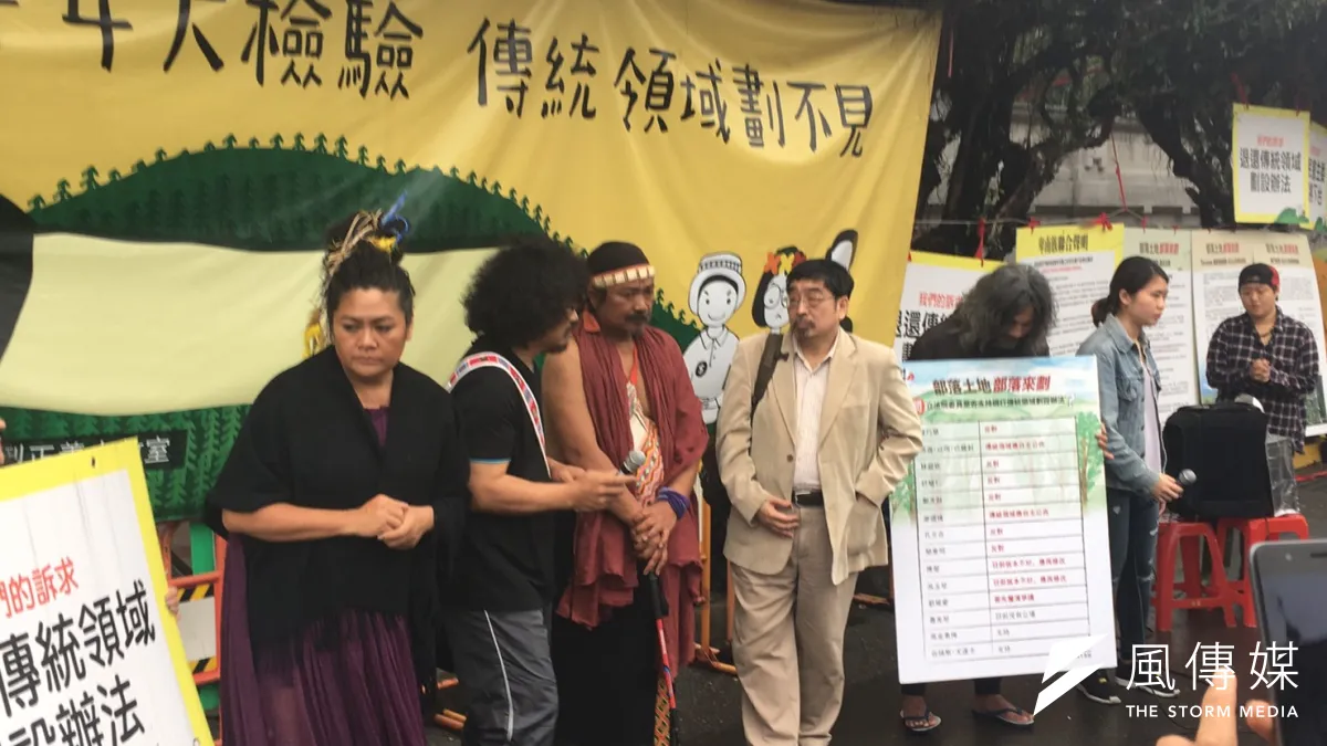 東吳大學教授施正鋒到現場關切。(王君瑋攝)