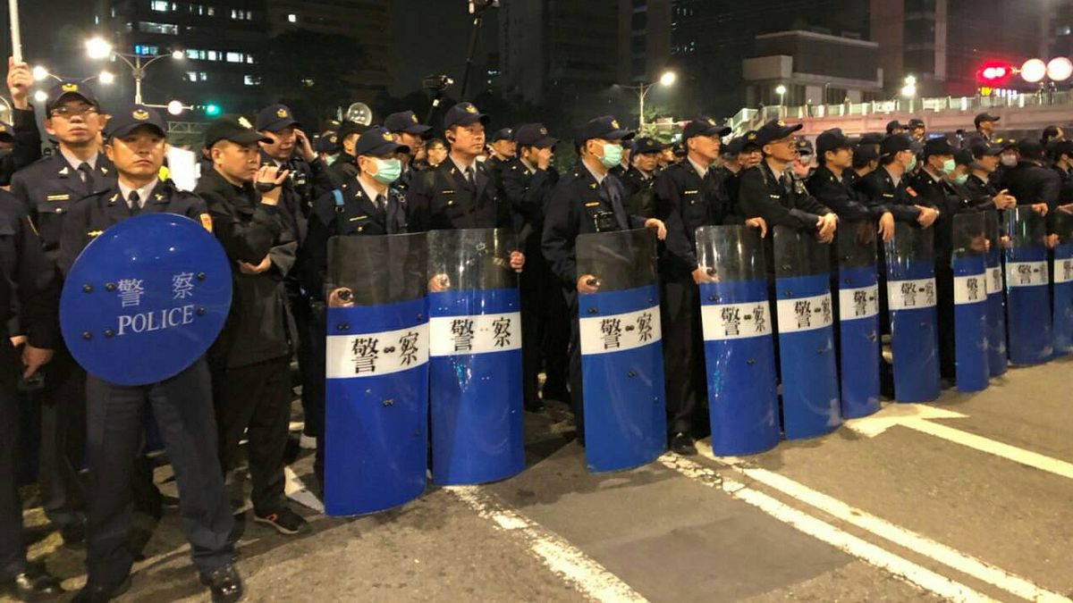 針對近來大型遊行不斷,台北市警察局21日表示,台北市是全國行政中心,重要官署多集中於此,「集會遊行全國之冠」,在警方辛勞之餘,呼籲民眾守法。(台北市警察局提供) 針對近來大型遊行不斷,台北市警察局21日表示,台北市是全國行政中心,重要官署多集中於此,「集會遊行全國之冠」,在警方辛勞之餘,呼籲民眾守法。(台北市警察局提供)