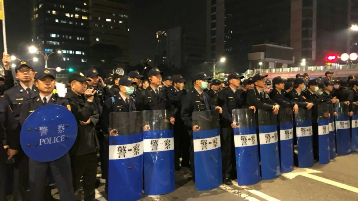 針對近來大型遊行不斷,台北市警察局21日表示,台北市是全國行政中心,重要官署多集中於此,「集會遊行全國之冠」,在警方辛勞之餘,呼籲民眾守法。(台北市警察局提供)