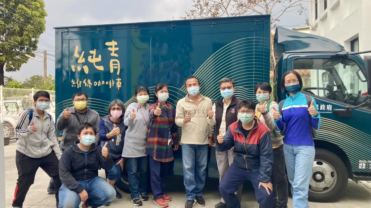 屏東縣推出「純青維修咖啡行動服務車」,協助年長者修繕安全居家環境。(圖/屏東縣政府傳播暨國際事務處提供)