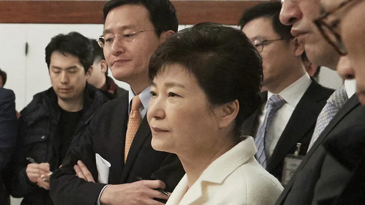 南韓總統朴槿惠在青瓦台與媒體記者座談(AP)