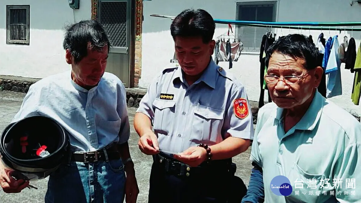 老翁買早餐忘了回家路 暖警巡邏車送返家