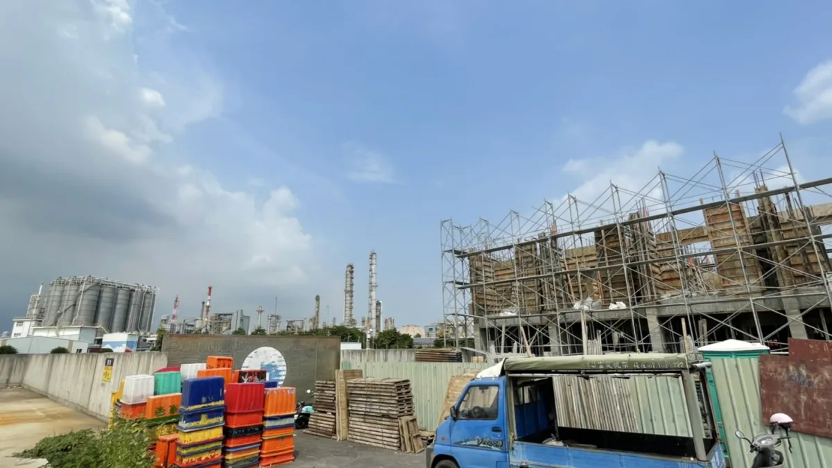 工業區工廠與新建案並存,環境改善有成房價升。(圖/中油公司提供)