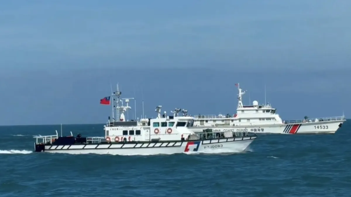 4艘中國海警船14日侵擾金門水域,海巡巡防艇採取一對一併航監控、全程蒐證,並以中、英文無線電廣播,要求其立即轉向航離。(海洋委員會海巡署金馬澎分署提供)