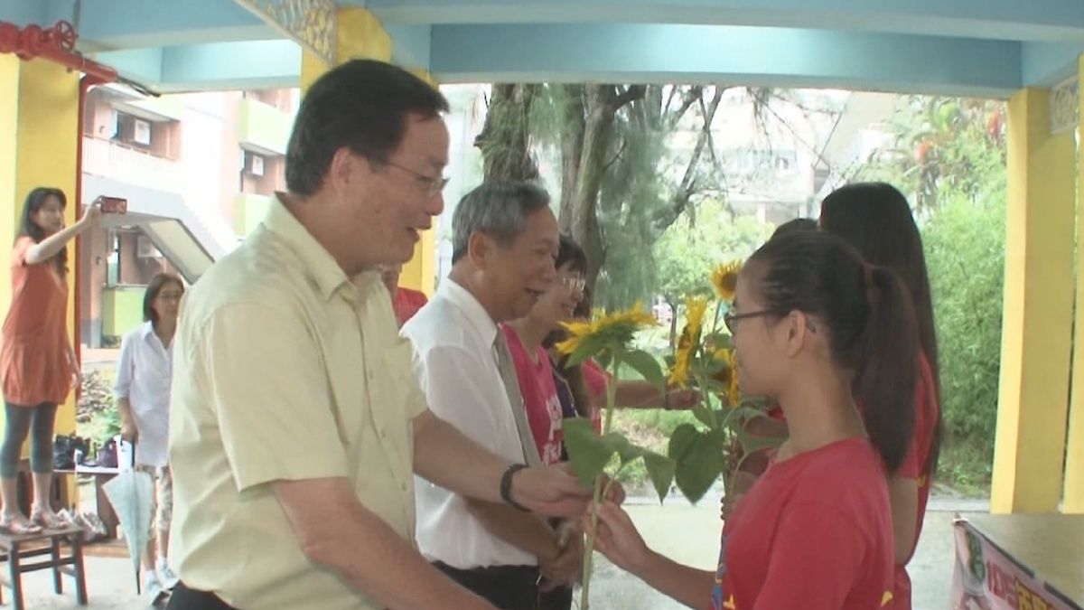 推廣食農教育 市農會送畢業生向日葵 推廣食農教育 市農會送畢業生向日葵