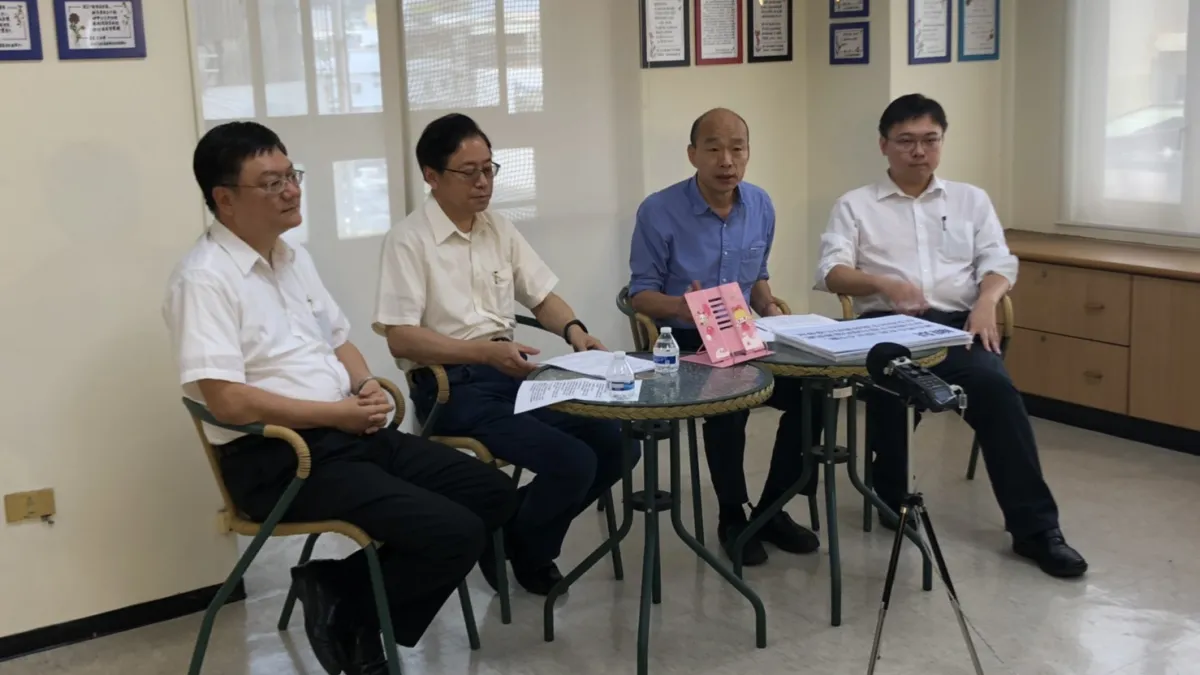 國民黨2020總統提名人韓國瑜(右二)在高雄市黨部舉行能源國政說明會,並在臉書開直播,這也是他公佈國政顧問團後首場國政說明會。(圖/韓國瑜競選總部提供)
