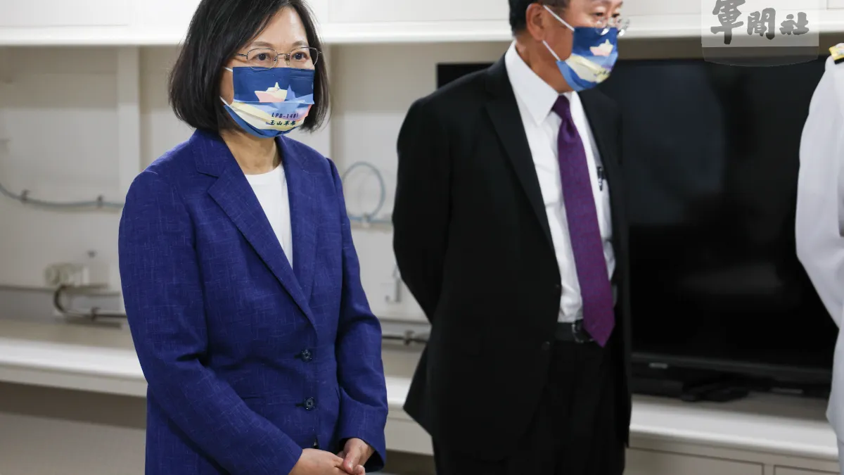 國安會秘書長顧立雄與外交部長吳釗燮等人到華府AIT總部出席會議。圖為總統蔡英文(左起)及國安會秘書長顧立雄。(總統府提供)