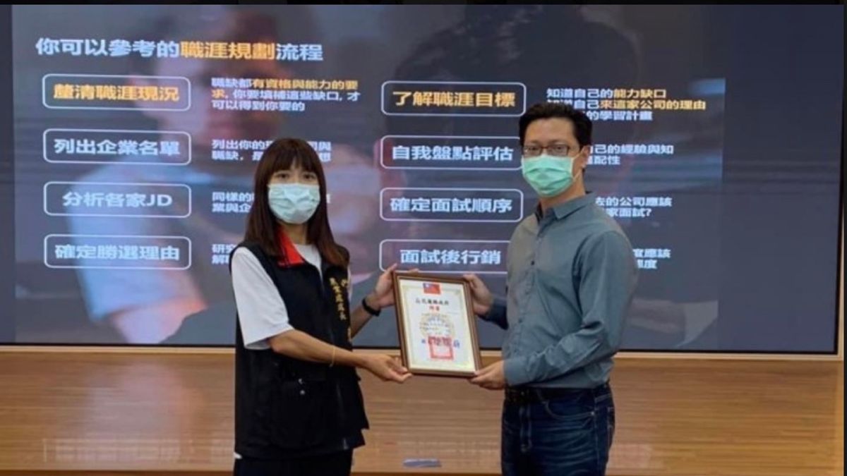 花蓮縣府邀請簡報實驗室創辦人-孫治華,講授簡報製作及實戰技巧。(圖/花蓮縣政府提供) 花蓮縣府邀請簡報實驗室創辦人-孫治華,講授簡報製作及實戰技巧。(圖/花蓮縣政府提供)