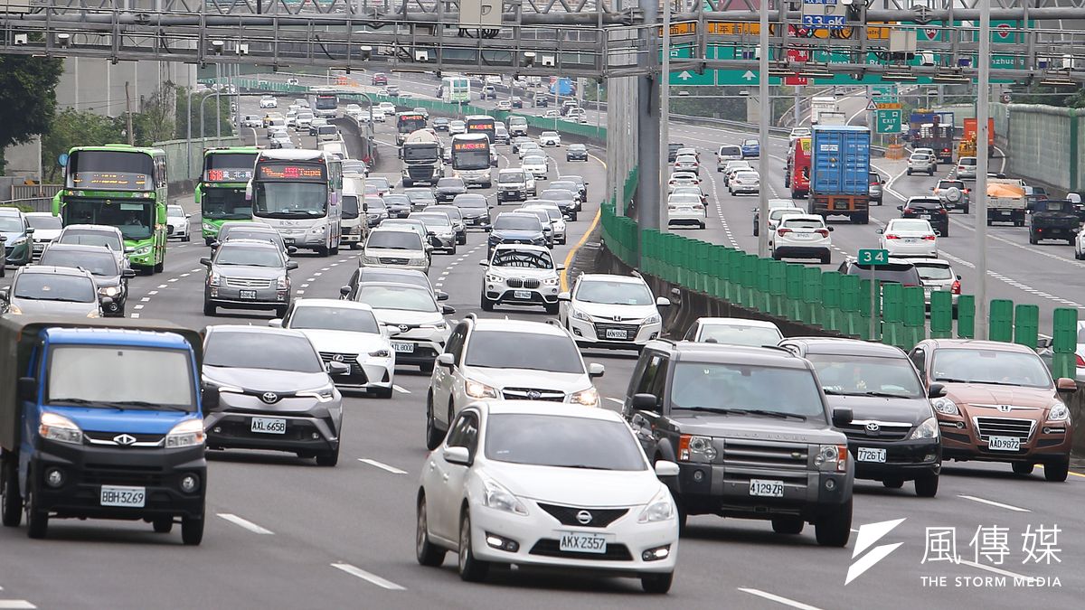 新冠肺炎疫情升溫,但清明連假各知名旅遊景點仍出現不少旅遊人潮。圖為國道連假車潮。(資料照,顏麟宇攝) 新冠肺炎疫情升溫,但清明連假各知名旅遊景點仍出現不少旅遊人潮。圖為國道連假車潮。(資料照,顏麟宇攝)