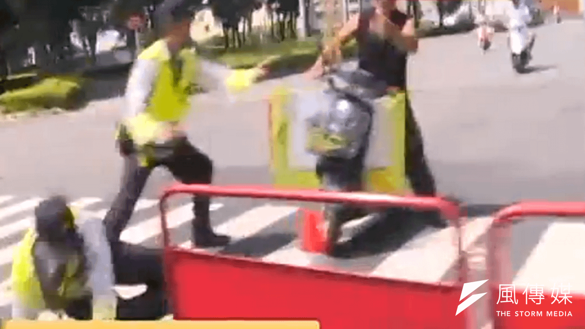 國民黨14日在嘉義舉行十九屆二全,沒想到民進黨提名的里長參選人竟騎機車衝撞員警。(截取自民視新聞畫面) 國民黨14日在嘉義舉行十九屆二全,沒想到民進黨提名的里長參選人竟騎機車衝撞員警。(截取自民視新聞畫面)