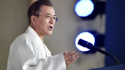 南韓總統文在寅15日發表光復74周年演說,宣稱要在光復百年時(2045年)達成「一個韓國」。(美聯社)