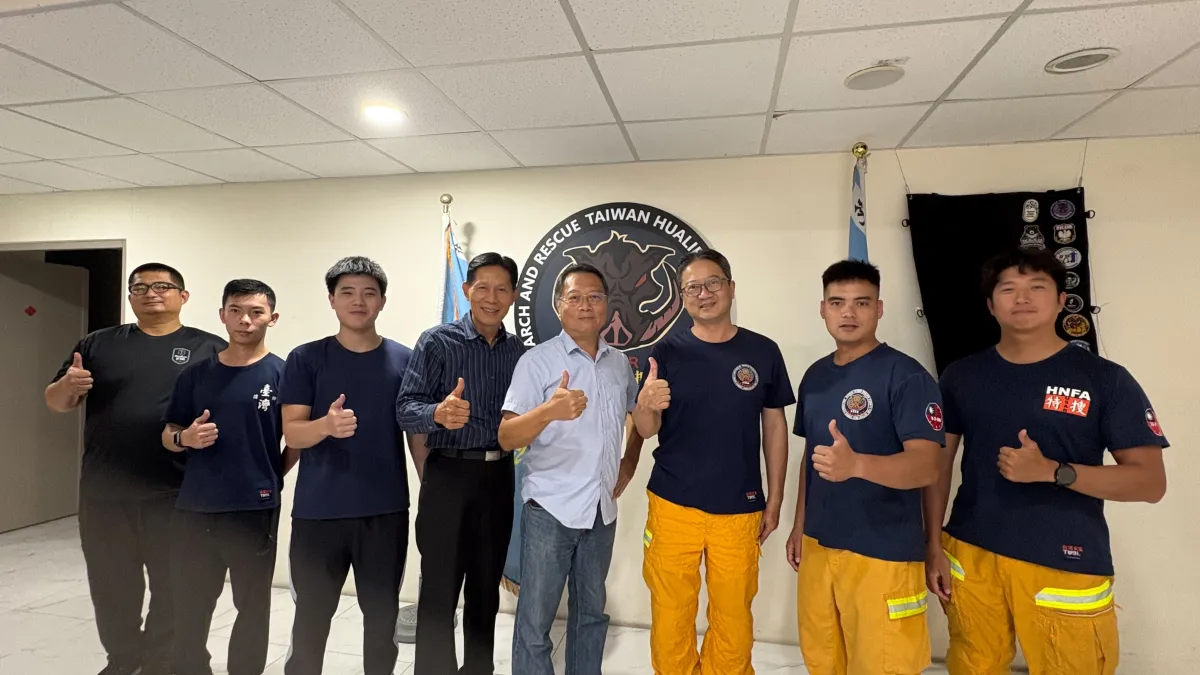 警專校友總會代表到花蓮縣政府消防局特搜大隊吉安消防分隊,與消防同仁合影,為因公受傷的邱楷紘送上關懷與康復祝福。(圖/警專校友總會提供)