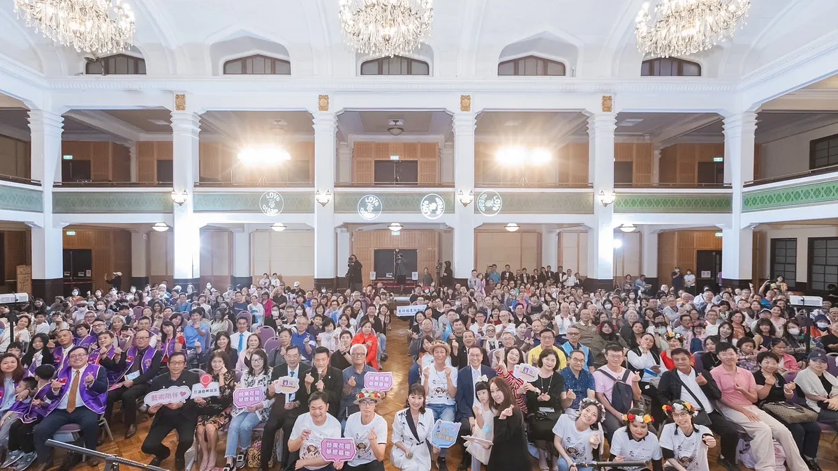 由「盲人公益行動家」鄭信盛發起的「愛的進行式點亮心夢想音樂會」,日前在 (10/26) 周末夜滿溢的觀眾,於台北中山堂光復廳演繹了一場甚麼是「最溫暖的秋天」。(圖/葡萄樹關懷協會提供)
