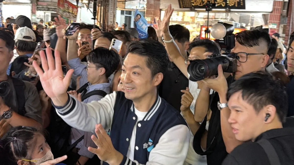 蔣萬安赴內湖737夜市掃街 與現場攤商互動 台北市長蔣萬安(前中)27日晚間赴內湖737夜市掃街拜票,逐一問候現場攤商。中央社記者葉蓁芸攝115年10月27日