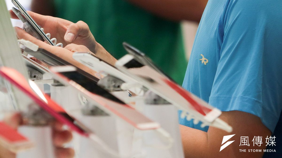 智慧型手機已成現代人不可或缺的生活必需品,行政院決定廣設充電站,以方便手機族使用。(資料照,余志偉攝) 智慧型手機已成現代人不可或缺的生活必需品,行政院決定廣設充電站,以方便手機族使用。(資料照,余志偉攝)