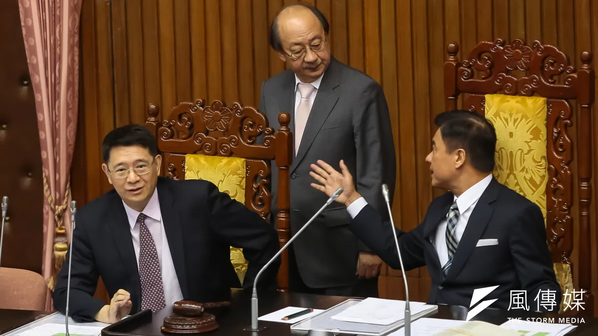 國民黨總召柯建銘30日表示,民進黨是抱著嚴肅且不捨的心情,進行年金改革,並相信在歷經各種挑戰後,勢必可以風雨過後見天晴。(顏麟宇攝)