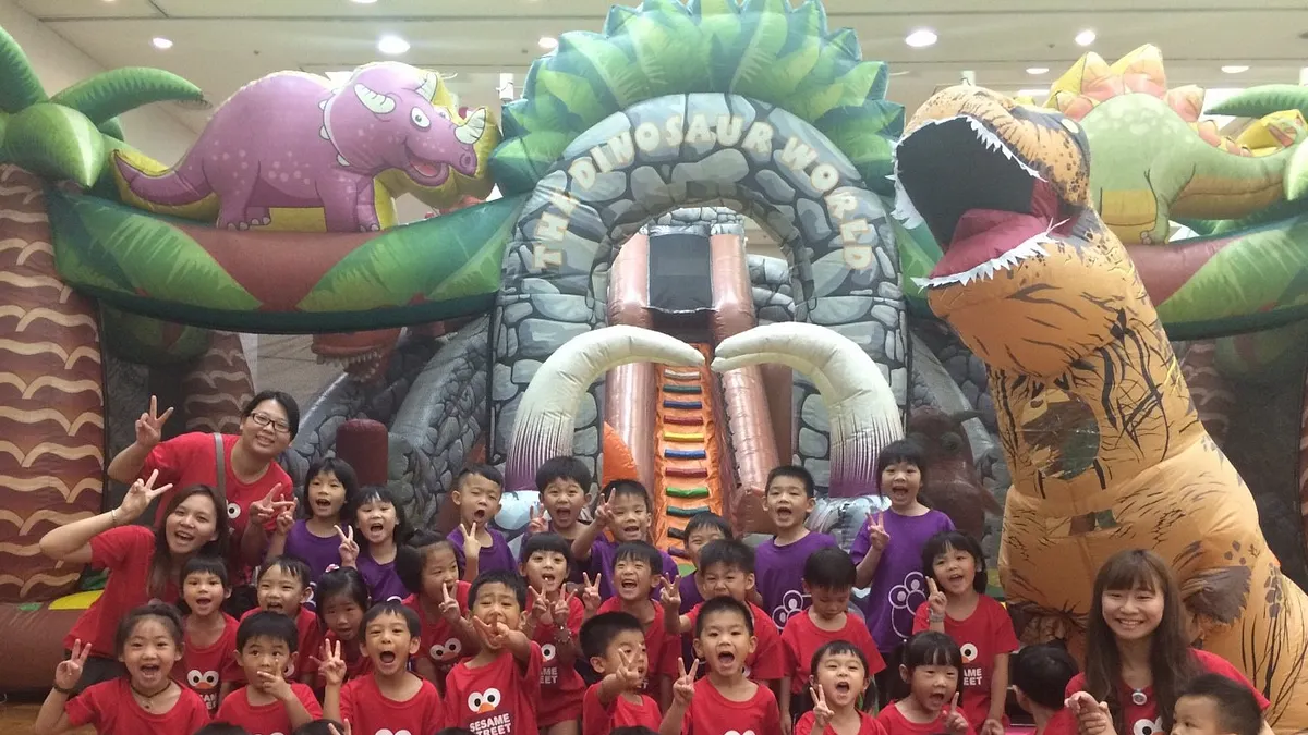 5座5公尺巨大恐龍氣墊 打造300坪恐龍歷險樂園