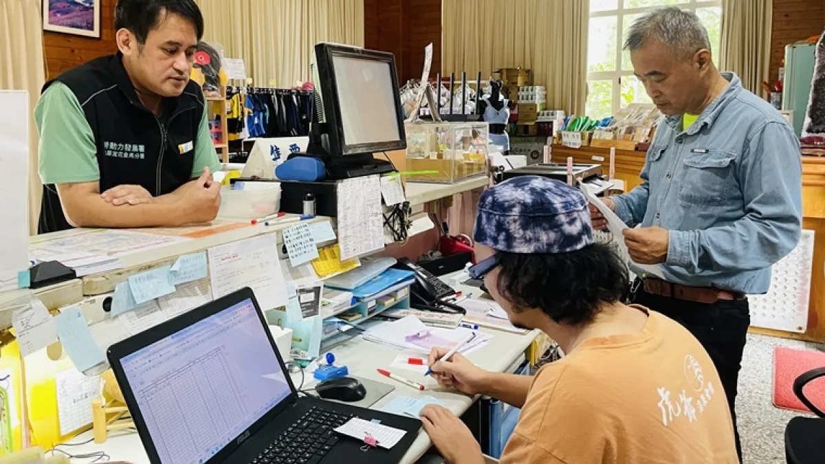 勞動力發展署北分署玉里就業中心就服員(左)關心阿盛(坐者)工作適應情形。(圖/勞動力發展署北分署提供)