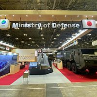 日本で最大の軍事見本市が開催され、各国が次世代の武器を展示し、未来の戦場のトレンドを示す。(防衛省より引用) 日本で最大の軍事見本市が開催され、各国が次世代の武器を展示し、未来の戦場のトレンドを示す。(防衛省より引用)