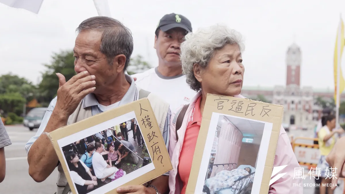 學者認為,即便政府對區段徵收要求9成協議價格,仍然沒有正面回應必要性及正當性的質疑,修法「只是換湯不換藥」。圖為高雄果菜市場自救會參與反迫遷行動。(資料照,曾原信攝)