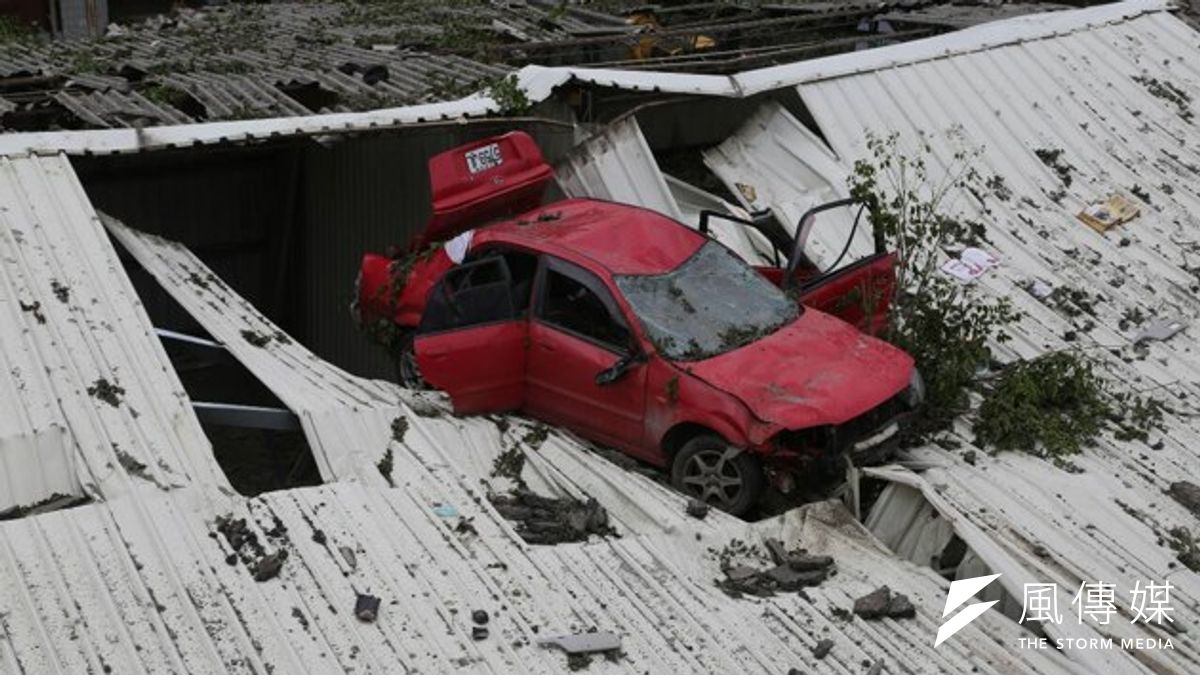 這次爆炸威力之強大,從三多路派出所對面的4層樓透天厝被炸的面目全非,更扯的是一輛日本轎車與兩部機車,被炸飛到4樓頂加蓋的房子上。(余志偉攝) 這次爆炸威力之強大,從三多路派出所對面的4層樓透天厝被炸的面目全非,更扯的是一輛日本轎車與兩部機車,被炸飛到4樓頂加蓋的房子上。(余志偉攝)