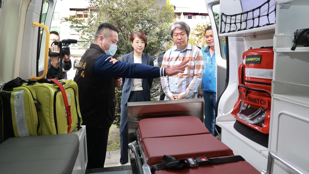 富宇建設捐贈投縣消防局價值400萬元高頂救護車一輛,許淑華縣長代表受贈,聽取設施簡介。(圖/南投縣政府)