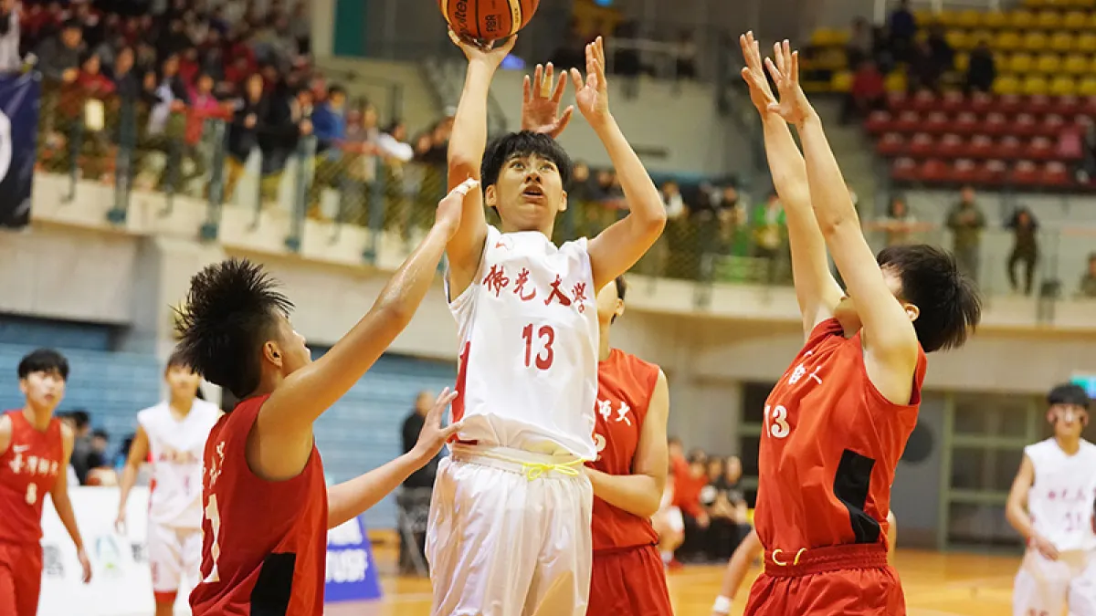 實力相當的佛光大學對上台灣師大,佛光在王竫婷11分12籃板本季首度「雙十」表現下後來居上,擊敗臺師。
