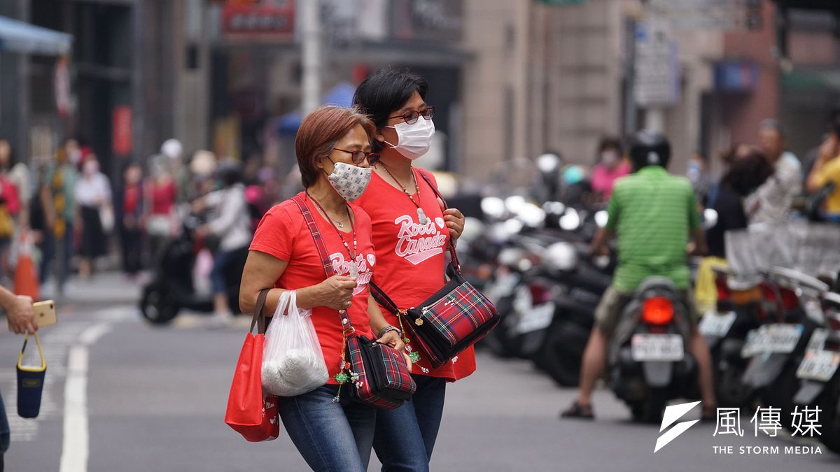 五一勞動節連假在即,要如何在防疫與經濟之間達到平衡,儼然是政府及業者間最重要的課題。(資料照,盧逸峰攝) 五一勞動節連假在即,要如何在防疫與經濟之間達到平衡,儼然是政府及業者間最重要的課題。(資料照,盧逸峰攝)