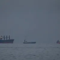 2026年3月11日,從阿拉伯聯合大公國豪爾費坎望向荷莫茲海峽,可見多艘油輪與船隻在海面上排隊航行。(美聯社) 2026年3月11日,從阿拉伯聯合大公國豪爾費坎望向荷莫茲海峽,可見多艘油輪與船隻在海面上排隊航行。(美聯社)