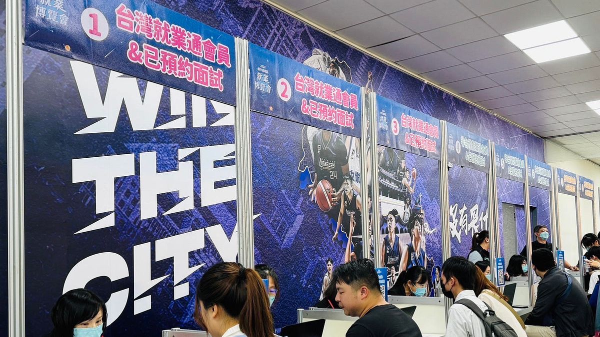 圖說:「2025 Open House春季徵才就業博覽會」 釋出 1 萬 5 千個以上的工作機會, 8 成以上為科技業職缺 。(圖/勞動力發展署桃竹苗分署提供) 圖說:「2025 Open House春季徵才就業博覽會」 釋出 1 萬 5 千個以上的工作機會, 8 成以上為科技業職缺 。(圖/勞動力發展署桃竹苗分署提供)