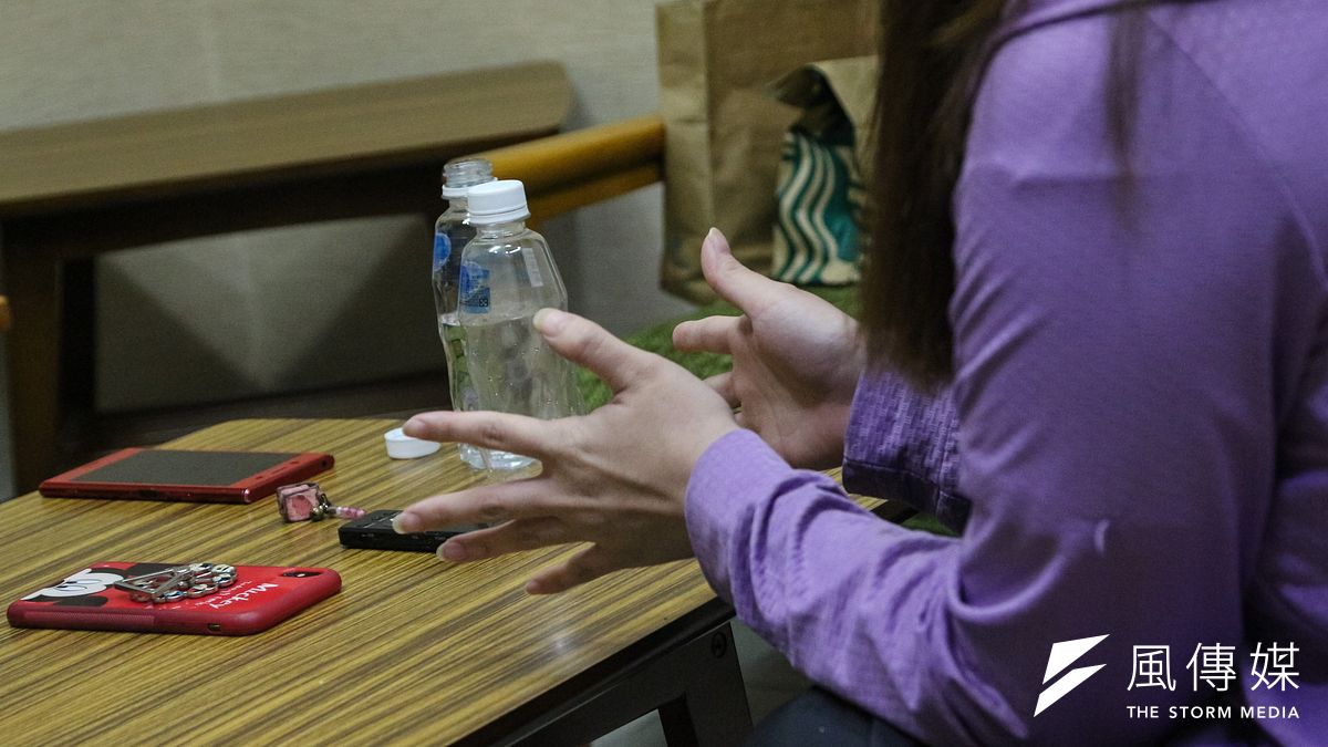 揮別過去唸書時吸毒、翹課甚至當藥頭,阿樂如今已完成大學學業、是一個孩子的媽媽了。(顏麟宇攝) 揮別過去唸書時吸毒、翹課甚至當藥頭,阿樂如今已完成大學學業、是一個孩子的媽媽了。(顏麟宇攝)