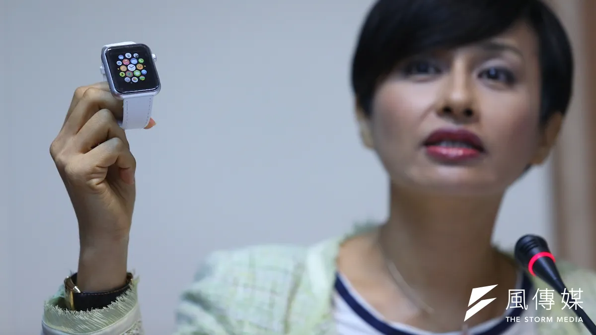 立委邱議瑩在立法院秀出淘寶網上購得的Apple Watch假貨,她指經濟部未評估其對台灣經濟的傷害。(吳逸驊攝) 立委邱議瑩在立法院秀出淘寶網上購得的Apple Watch假貨,她指經濟部未評估其對台灣經濟的傷害。(吳逸驊攝)