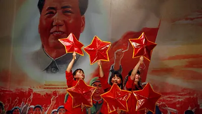 2011年5月2日,表演者在北京一間紅色餐廳登台,舞台上還有毛澤東的照片。(美聯社)