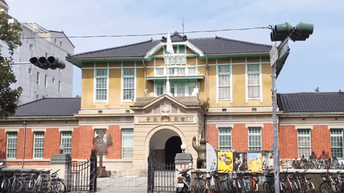 在這棟漂亮的建築背後,有一段相當慘烈的歷史...(圖/魚夫提供) 在這棟漂亮的建築背後,有一段相當慘烈的歷史...(圖/魚夫提供)