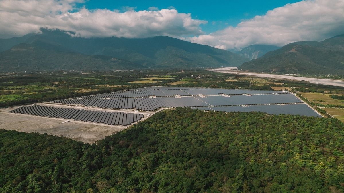 電場不僅為花東的電力做出具體貢獻,透過開放東華大學進行生態調查及監測,渴望兼顧綠電與環境之平衡。(圖/擷取自業者網站) 電場不僅為花東的電力做出具體貢獻,透過開放東華大學進行生態調查及監測,渴望兼顧綠電與環境之平衡。(圖/擷取自業者網站)