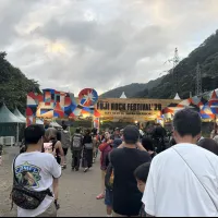 フジロック’26の前夜祭が新潟県苗場スキー場で開催され、多くの音楽ファンが集まり本番に向け盛り上がりを見せた。(写真/黃信維撮影) フジロック’26の前夜祭が新潟県苗場スキー場で開催され、多くの音楽ファンが集まり本番に向け盛り上がりを見せた。(写真/黃信維撮影)