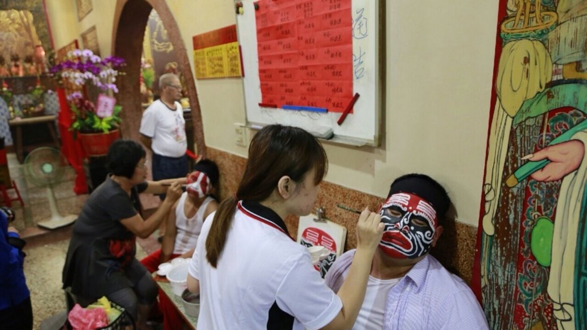 民俗祭典,自古來通常都是男尊女卑的活動,但在屏東東港檺林宮共心堂,完全打破這樣的既定印象。(Monique提供) 民俗祭典,自古來通常都是男尊女卑的活動,但在屏東東港檺林宮共心堂,完全打破這樣的既定印象。(Monique提供)