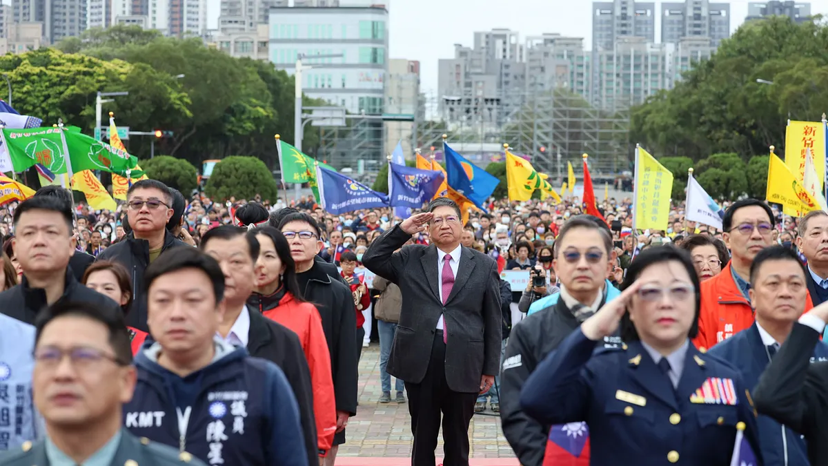 縣長楊文科帶領縣府、附屬機關員工及民意代表,參加114年元旦升旗典禮。(圖/新竹縣政府提供)
