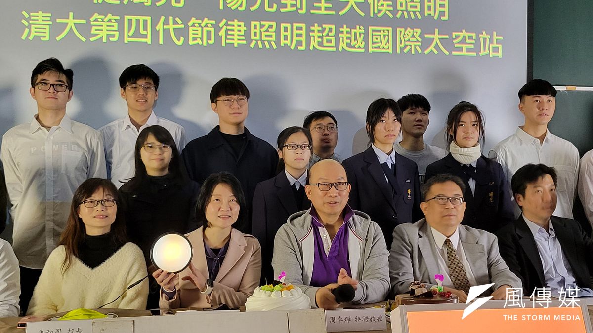 清大OLED研發團隊21日邀集台大新竹分院、曙光女中、力積電、維新醫院等產學醫合作單位,共同發表五項重大成果。(圖/方詠騰攝) 清大OLED研發團隊21日邀集台大新竹分院、曙光女中、力積電、維新醫院等產學醫合作單位,共同發表五項重大成果。(圖/方詠騰攝)