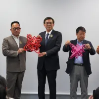 台湾文化センターで初の台湾離島をテーマとした馬祖切り紙芸術展が開幕し、伝統と現代の融合を通じて日台の文化交流深化を図る。(写真/台湾文化センター提供) 台湾文化センターで初の台湾離島をテーマとした馬祖切り紙芸術展が開幕し、伝統と現代の融合を通じて日台の文化交流深化を図る。(写真/台湾文化センター提供)
